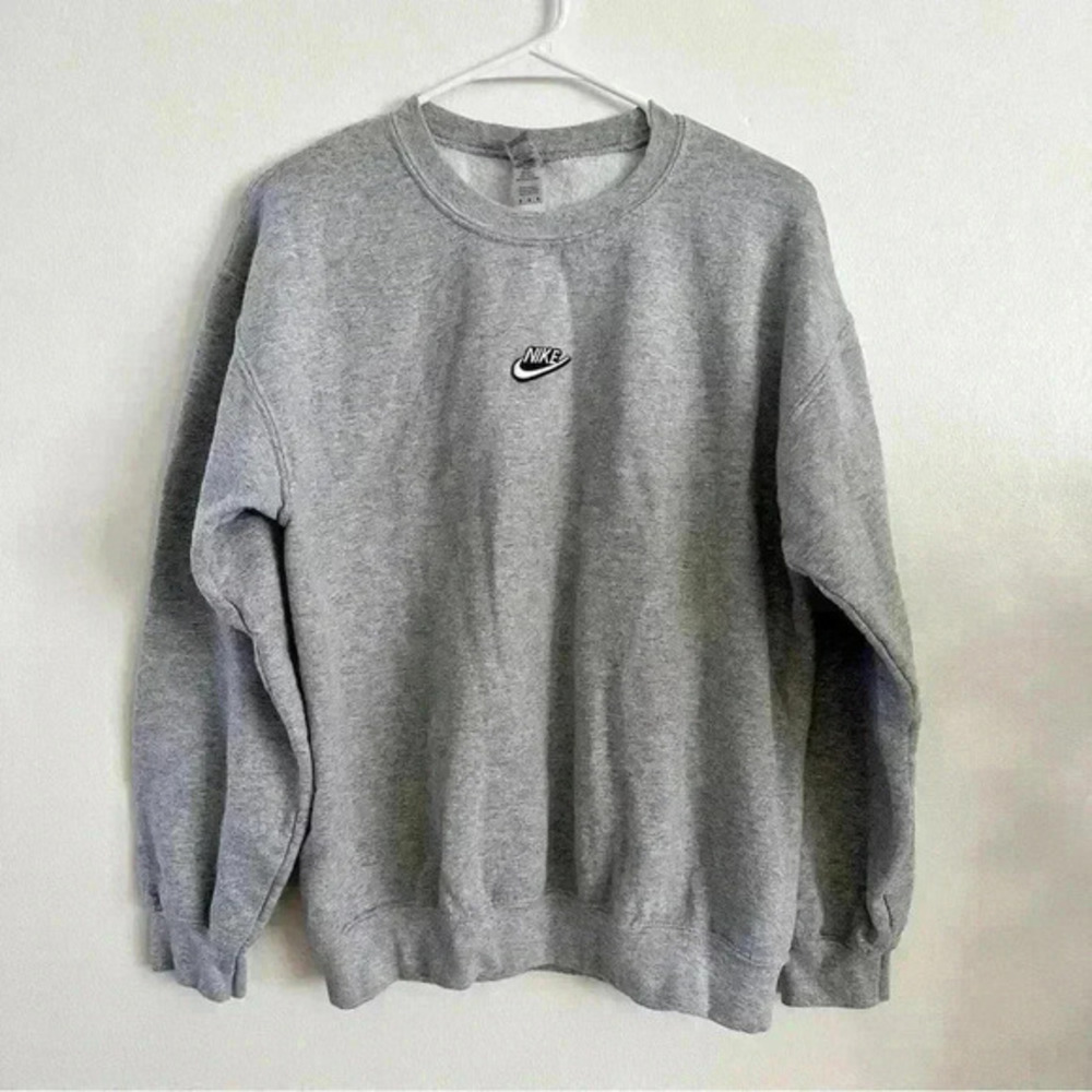 Nike Embroidered Logo Sweater Sweatshirt Pullover Womens Size Medium Grey‎ Gray